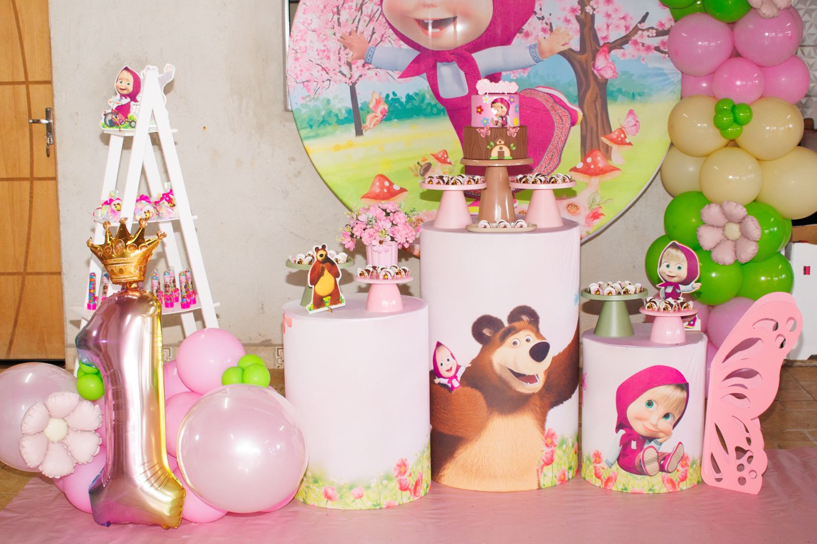 Festa infantil tema Masha e o Urso com mesa de doces e balões