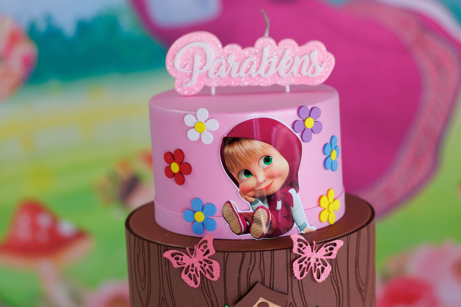 Bolo cenográfico rosa com topo Parabéns em festa infantil
